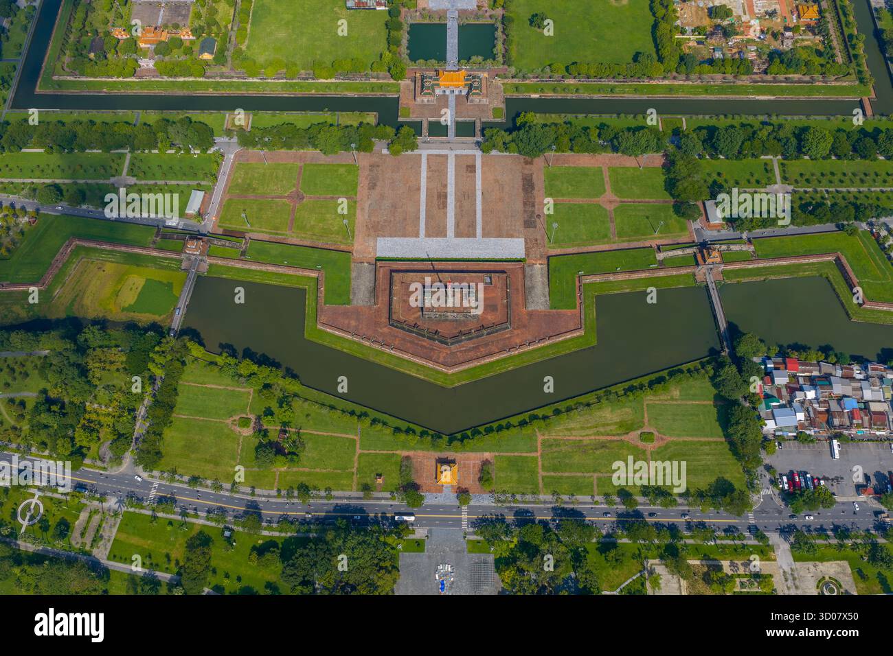 Luftaufnahme der Zitadelle von Hue und Blick auf die Stadt Hue, Vietnam. Königlicher Palast der Nguyen-Dynastie. Reise- und Landschaftskonzept Stockfoto Luftaufnahme der Zitadelle von Hue und Blick auf die Stadt Hue, Vietnam. Königlicher Palast der Nguyen-Dynastie. Reise- und Landschaftskonzept Stockfoto