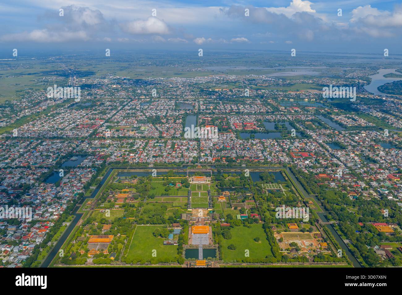 Luftaufnahme der Zitadelle von Hue und Blick auf die Stadt Hue, Vietnam. Königlicher Palast der Nguyen-Dynastie. Reise- und Landschaftskonzept Stockfoto Luftaufnahme der Zitadelle von Hue und Blick auf die Stadt Hue, Vietnam. Königlicher Palast der Nguyen-Dynastie. Reise- und Landschaftskonzept Stockfoto