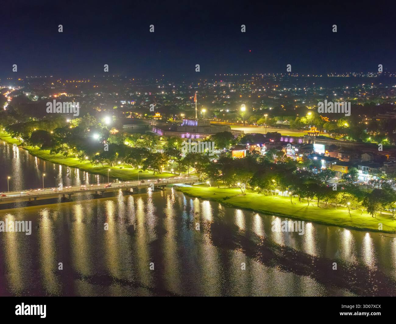 Hue City, Vietnam - 15. Oktober 2025: Panoramablick auf die Truong Tien Bridge in Hue City bei Nacht. Die Brücke ist überall beleuchtet und die Reflexion ist verschwommen. T Stockfoto Hue City, Vietnam - 15. Oktober 2025: Panoramablick auf die Truong Tien Bridge in Hue City bei Nacht. Die Brücke ist überall beleuchtet und die Reflexion ist verschwommen. T Stockfoto
