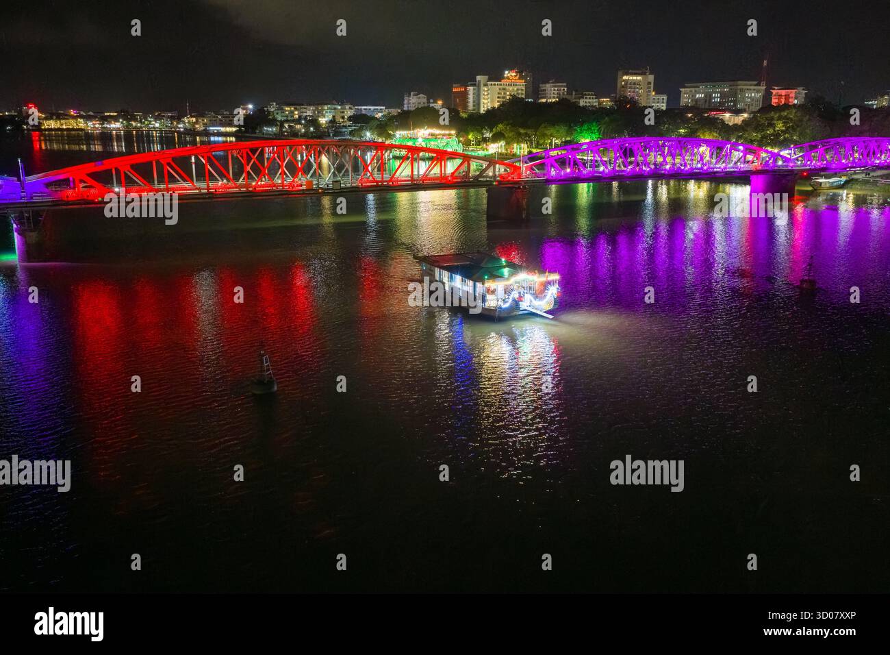 Hue City, Vietnam - 15. Oktober 2025: Panoramablick auf die Truong Tien Bridge in Hue City bei Nacht. Die Brücke ist überall beleuchtet und die Reflexion ist verschwommen. T Stockfoto Hue City, Vietnam - 15. Oktober 2025: Panoramablick auf die Truong Tien Bridge in Hue City bei Nacht. Die Brücke ist überall beleuchtet und die Reflexion ist verschwommen. T Stockfoto