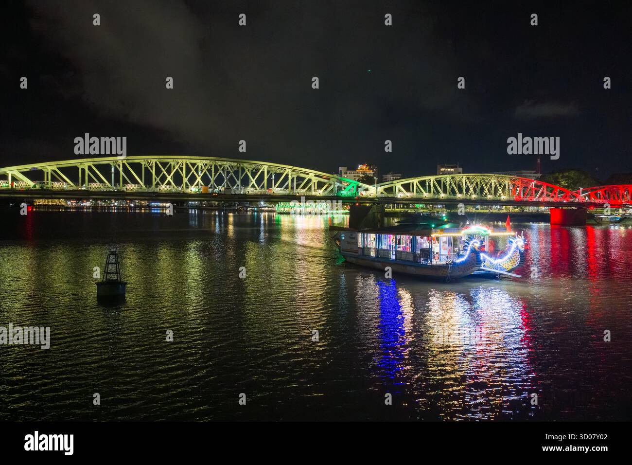 Hue City, Vietnam - 15. Oktober 2025: Panoramablick auf die Truong Tien Bridge in Hue City bei Nacht. Die Brücke ist überall beleuchtet und die Reflexion ist verschwommen. T Stockfoto Hue City, Vietnam - 15. Oktober 2025: Panoramablick auf die Truong Tien Bridge in Hue City bei Nacht. Die Brücke ist überall beleuchtet und die Reflexion ist verschwommen. T Stockfoto