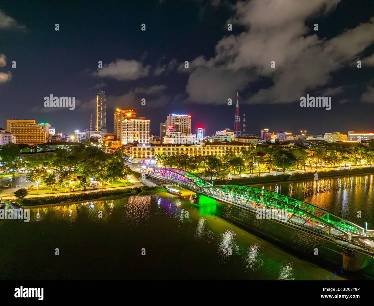 Hue City, Vietnam - 15. Oktober 2025: Panoramablick auf die Truong Tien Bridge in Hue City bei Nacht. Die Brücke ist überall beleuchtet und die Reflexion ist verschwommen. T Stockfoto Hue City, Vietnam - 15. Oktober 2025: Panoramablick auf die Truong Tien Bridge in Hue City bei Nacht. Die Brücke ist überall beleuchtet und die Reflexion ist verschwommen. T Stockfoto