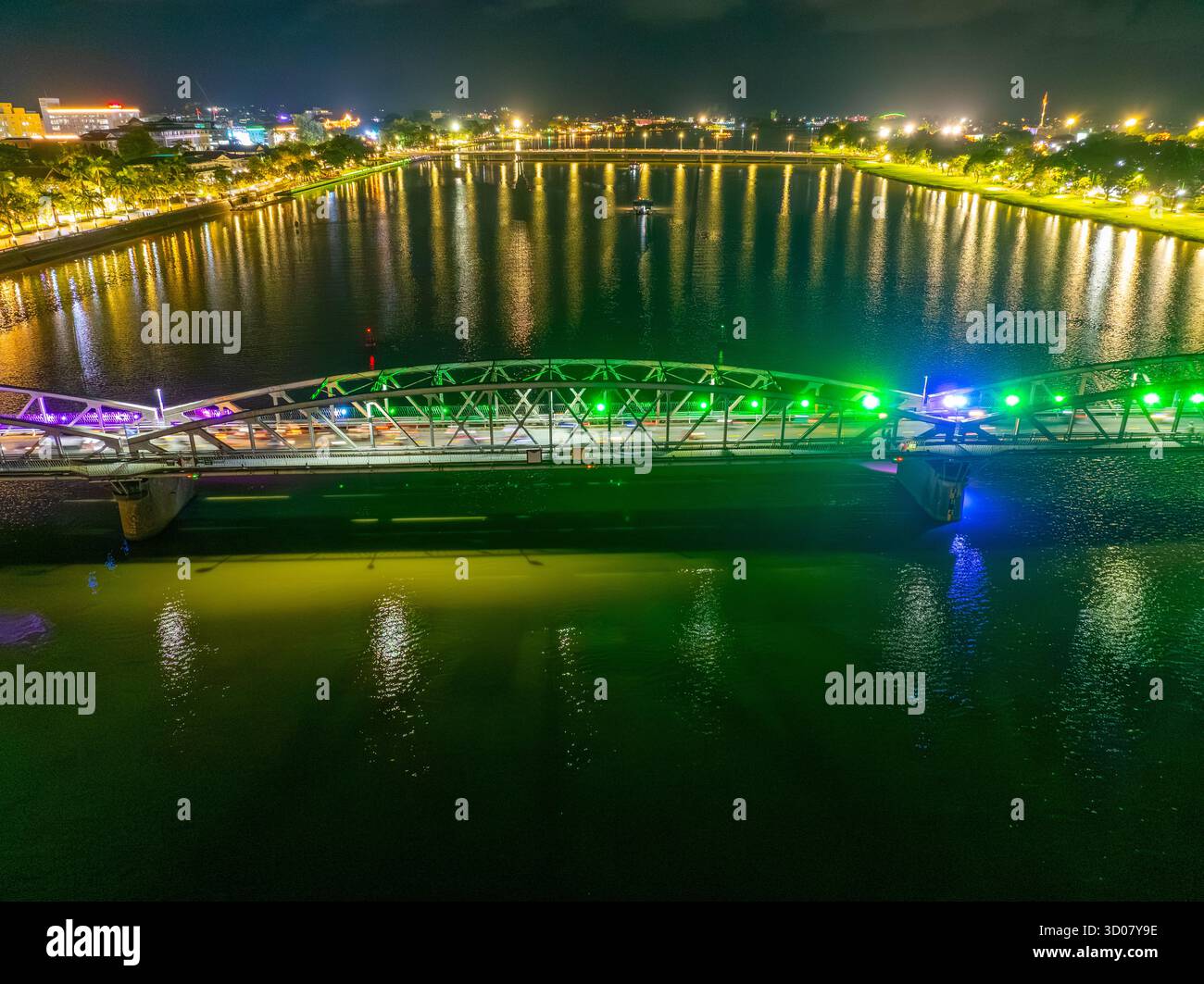Hue City, Vietnam - 15. Oktober 2025: Panoramablick auf die Truong Tien Bridge in Hue City bei Nacht. Die Brücke ist überall beleuchtet und die Reflexion ist verschwommen. T Stockfoto Hue City, Vietnam - 15. Oktober 2025: Panoramablick auf die Truong Tien Bridge in Hue City bei Nacht. Die Brücke ist überall beleuchtet und die Reflexion ist verschwommen. T Stockfoto