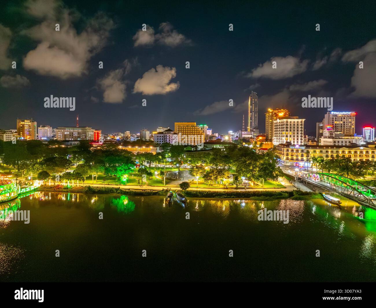 Hue City, Vietnam - 15. Oktober 2025: Panoramablick auf die Truong Tien Bridge in Hue City bei Nacht. Die Brücke ist überall beleuchtet und die Reflexion ist verschwommen. T Stockfoto Hue City, Vietnam - 15. Oktober 2025: Panoramablick auf die Truong Tien Bridge in Hue City bei Nacht. Die Brücke ist überall beleuchtet und die Reflexion ist verschwommen. T Stockfoto