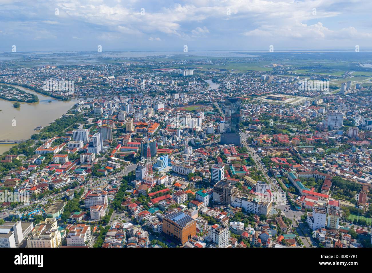 Hue City, Vietnam - 21. Oktober 2025: Luftaufnahme von Hue City in Vietnam. Viele Brücken und der königliche Palast der Nguyen Dynastie in der Nähe. Reise und lan Stockfoto Hue City, Vietnam - 21. Oktober 2025: Luftaufnahme von Hue City in Vietnam. Viele Brücken und der königliche Palast der Nguyen Dynastie in der Nähe. Reise und lan Stockfoto