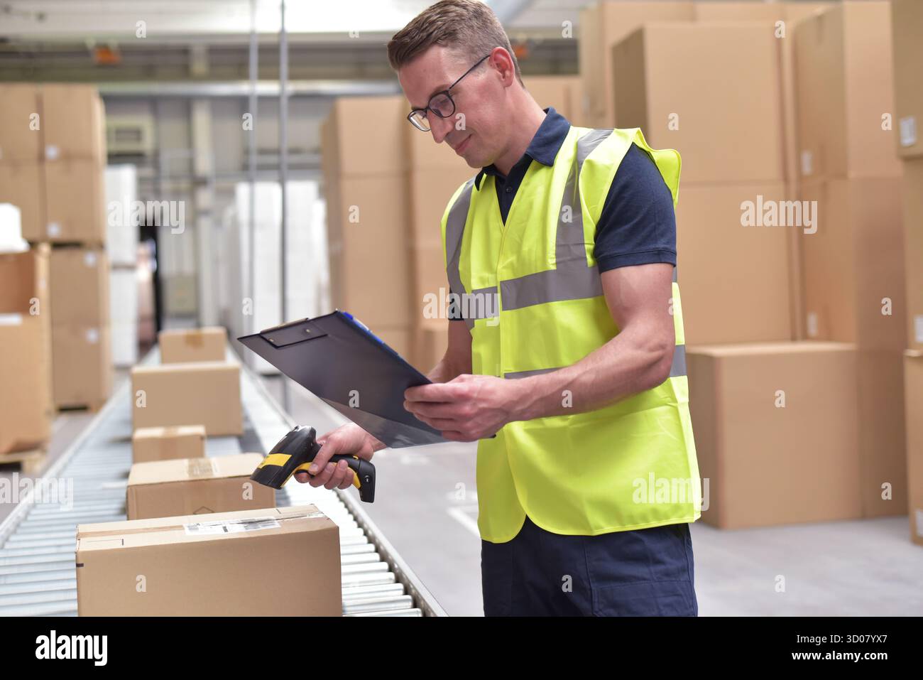 Arbeiter im Lager scannen Pakete für den Einzel- und Transportversand Stockfoto