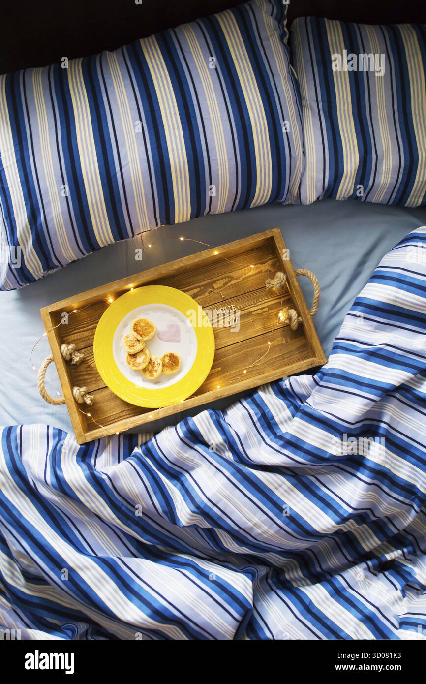 Käsepfannkuchen auf einem Tablett-Frühstück im Bett, die Aufschrift I love You-St. Valentinstag Stockfoto