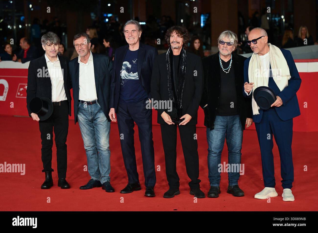 News - Festa del Cinema Roma 2025 Alessandro Gaetano, Giorgio Verdelli, Carlo Massarini, Sergio Cammariere, Tony Esposito und Danilo Rea besuchen den roten Teppich RINO GAETANO SEMPRE PIU BLU während des 20. Rom Film Festivals im Auditorium Parco Della Musica am 21. Oktober 2025 in Rom, Italien. Rome Auditorium Parco della Musica Italien Copyright: XDomenicoxCippitellix/xLiveMediax LPN 2094358 Stockfoto