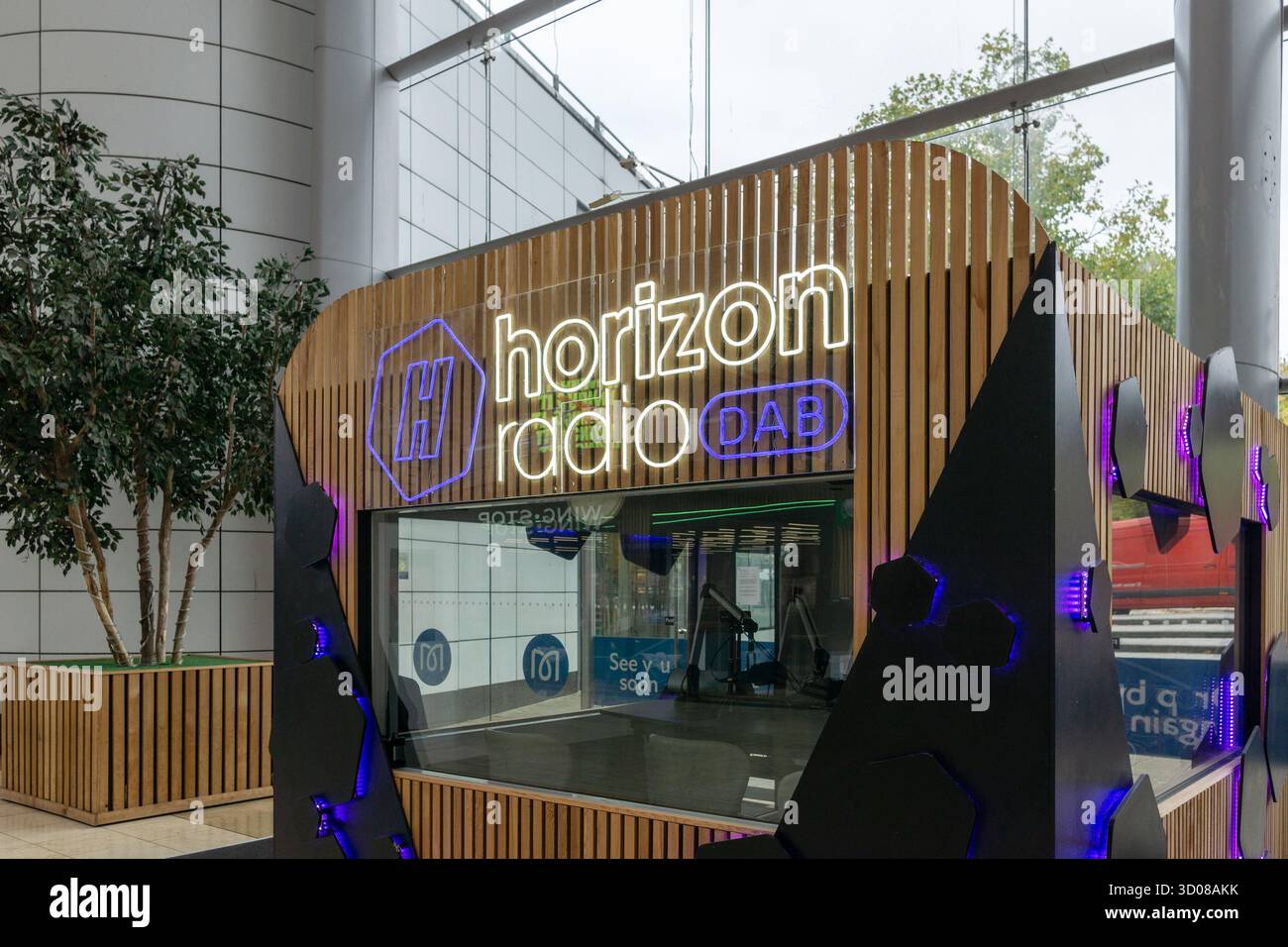 Horizon Radio Stand, der Live-Übertragungen ausrichtet, Midsummer Place Einkaufszentrum, Milton Keynes, Großbritannien Stockfoto