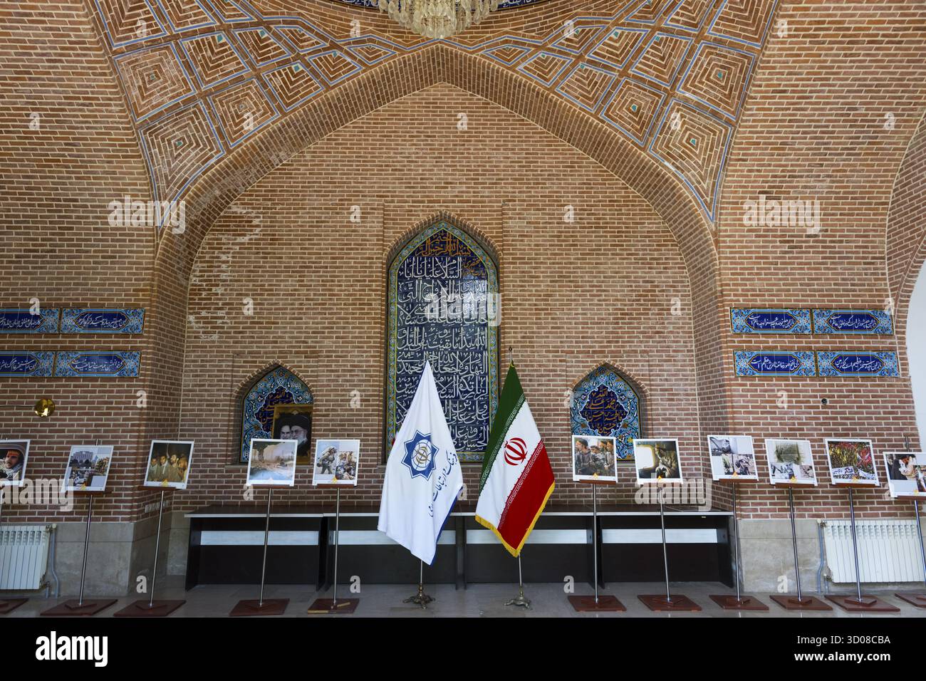 Innenraum mit Ziegelbogen und Fotos mit Fahnen, Blaue Moschee, schiitische Moschee, Symbol der armenisch-iranischen Freundschaft, Jerewan, Jerewan, Jerewan Stockfoto