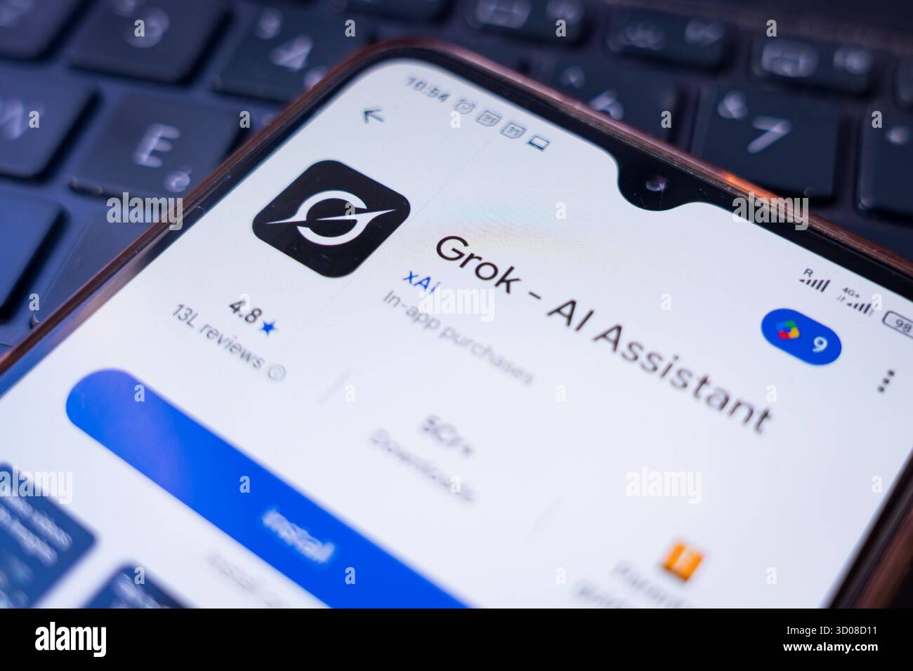 Barcelona, Spanien. Oktober 2025. Nahaufnahme der Grok AI-App auf einem Handy-Display. Grok AI ist ein Chatbot von Elon Musk, dem Eigentümer von twitter. (Foto: Davide Bonaldo/SIPA USA) Credit: SIPA USA/Alamy Live News Stockfoto