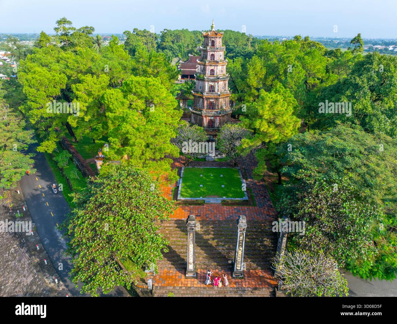 Aus der Vogelperspektive die Thien Mu Pagode in Hue, Vietnam, eine der alten Pagode in Hue Stadt. Es liegt am Ufer des Huong Flusses. Wunderschönes Hotel und Stockfoto Aus der Vogelperspektive die Thien Mu Pagode in Hue, Vietnam, eine der alten Pagode in Hue Stadt. Es liegt am Ufer des Huong Flusses. Wunderschönes Hotel und Stockfoto