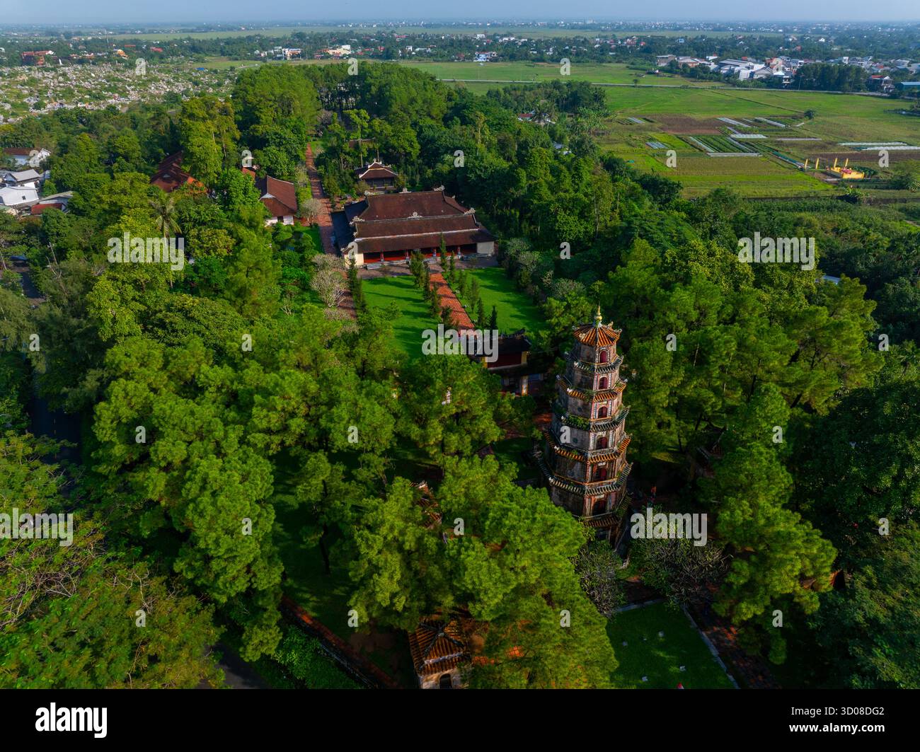 Aus der Vogelperspektive die Thien Mu Pagode in Hue, Vietnam, eine der alten Pagode in Hue Stadt. Es liegt am Ufer des Huong Flusses. Wunderschönes Hotel und Stockfoto Aus der Vogelperspektive die Thien Mu Pagode in Hue, Vietnam, eine der alten Pagode in Hue Stadt. Es liegt am Ufer des Huong Flusses. Wunderschönes Hotel und Stockfoto