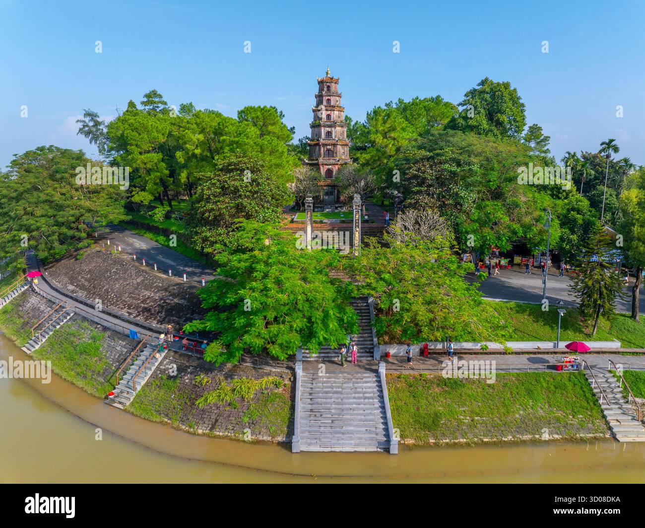 Aus der Vogelperspektive die Thien Mu Pagode in Hue, Vietnam, eine der alten Pagode in Hue Stadt. Es liegt am Ufer des Huong Flusses. Wunderschönes Hotel und Stockfoto Aus der Vogelperspektive die Thien Mu Pagode in Hue, Vietnam, eine der alten Pagode in Hue Stadt. Es liegt am Ufer des Huong Flusses. Wunderschönes Hotel und Stockfoto