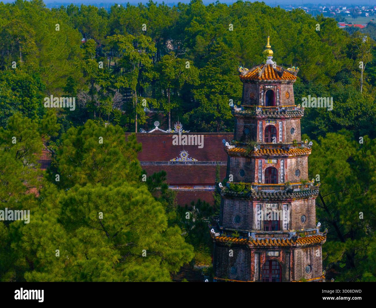 Aus der Vogelperspektive die Thien Mu Pagode in Hue, Vietnam, eine der alten Pagode in Hue Stadt. Es liegt am Ufer des Huong Flusses. Wunderschönes Hotel und Stockfoto Aus der Vogelperspektive die Thien Mu Pagode in Hue, Vietnam, eine der alten Pagode in Hue Stadt. Es liegt am Ufer des Huong Flusses. Wunderschönes Hotel und Stockfoto