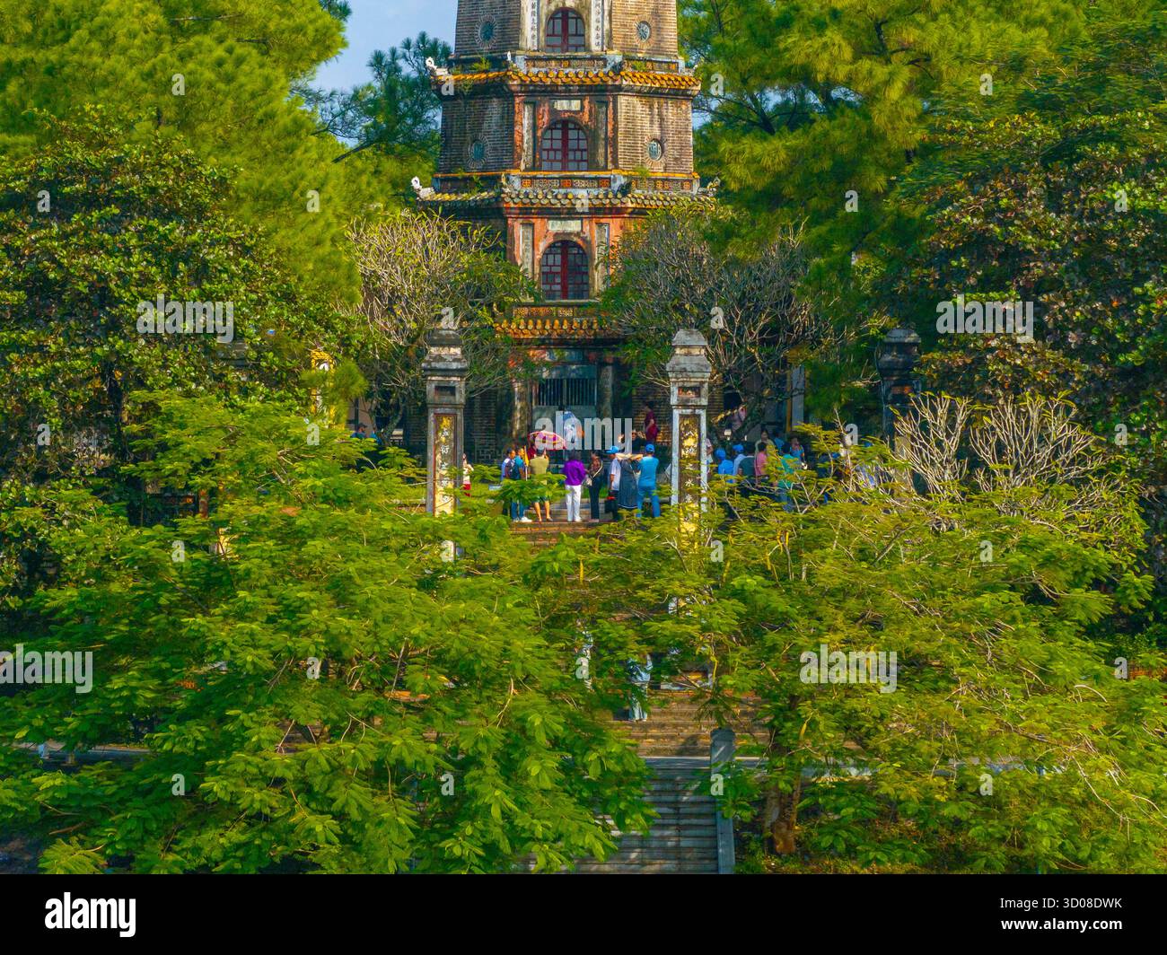 Aus der Vogelperspektive die Thien Mu Pagode in Hue, Vietnam, eine der alten Pagode in Hue Stadt. Es liegt am Ufer des Huong Flusses. Wunderschönes Hotel und Stockfoto Aus der Vogelperspektive die Thien Mu Pagode in Hue, Vietnam, eine der alten Pagode in Hue Stadt. Es liegt am Ufer des Huong Flusses. Wunderschönes Hotel und Stockfoto