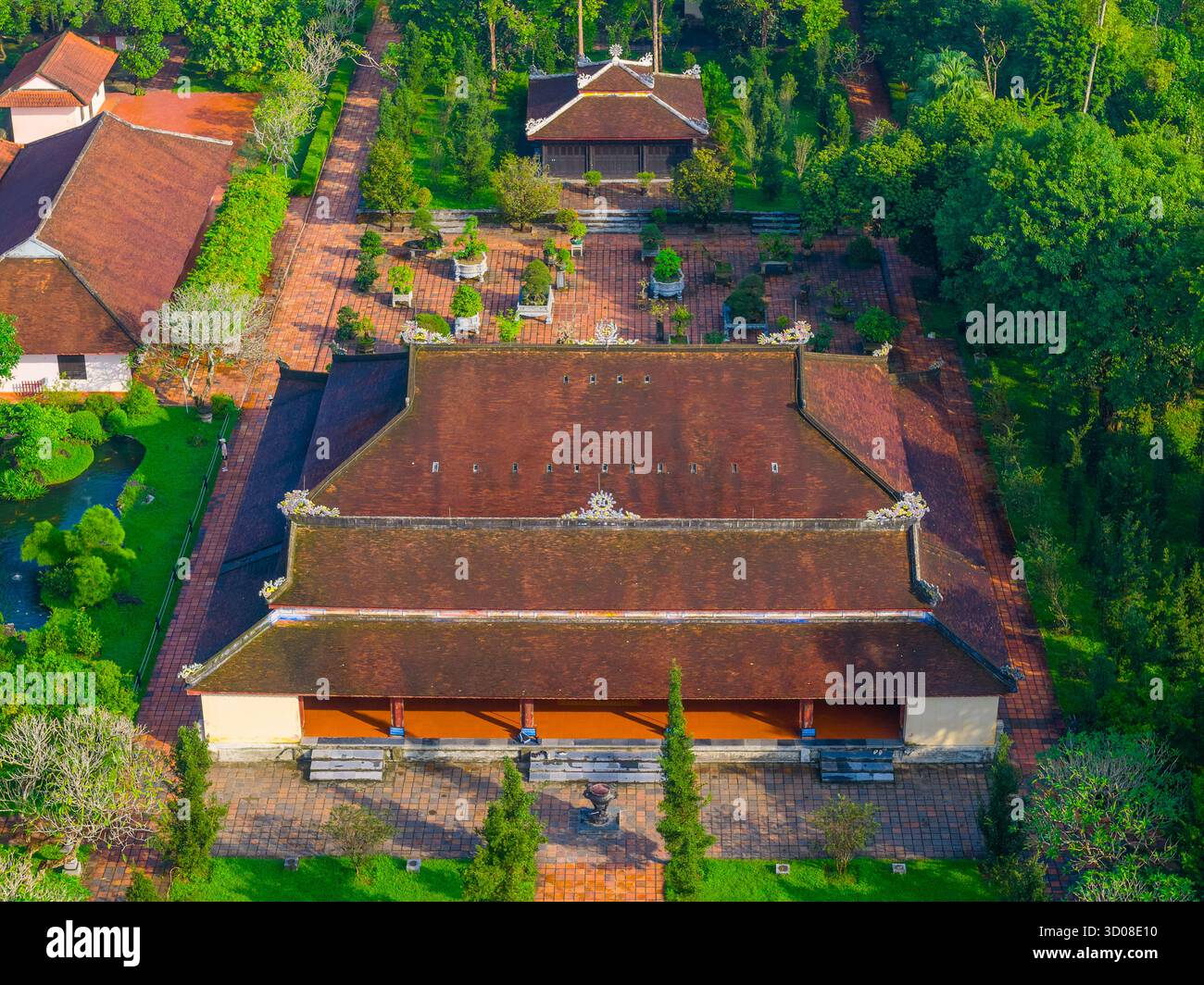 Aus der Vogelperspektive die Thien Mu Pagode in Hue, Vietnam, eine der alten Pagode in Hue Stadt. Es liegt am Ufer des Huong Flusses. Wunderschönes Hotel und Stockfoto Aus der Vogelperspektive die Thien Mu Pagode in Hue, Vietnam, eine der alten Pagode in Hue Stadt. Es liegt am Ufer des Huong Flusses. Wunderschönes Hotel und Stockfoto