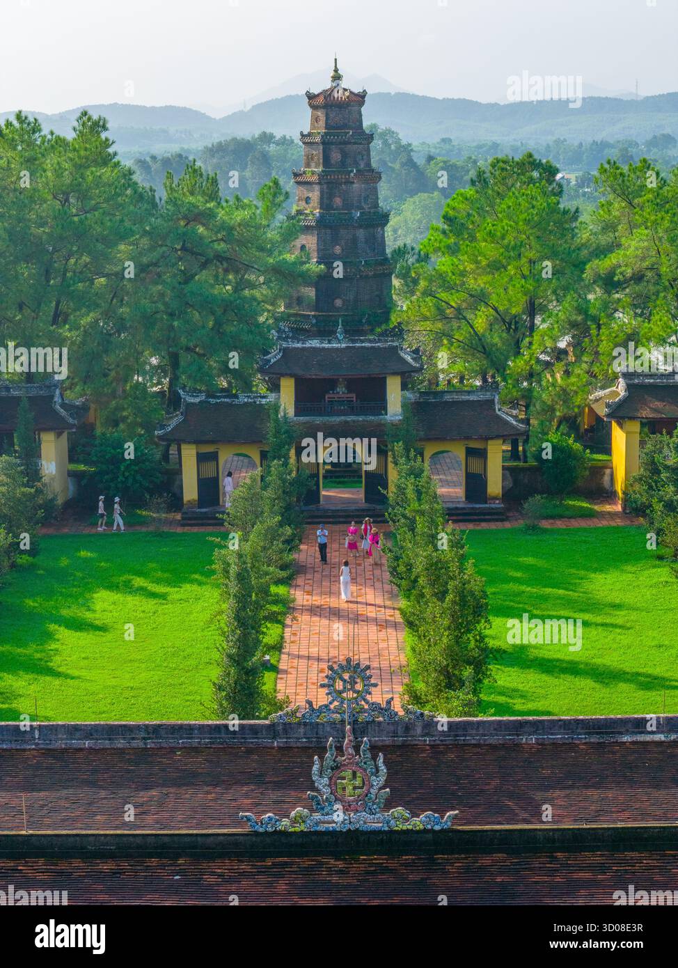 Aus der Vogelperspektive die Thien Mu Pagode in Hue, Vietnam, eine der alten Pagode in Hue Stadt. Es liegt am Ufer des Huong Flusses. Wunderschönes Hotel und Stockfoto Aus der Vogelperspektive die Thien Mu Pagode in Hue, Vietnam, eine der alten Pagode in Hue Stadt. Es liegt am Ufer des Huong Flusses. Wunderschönes Hotel und Stockfoto