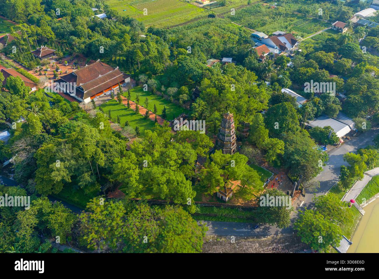 Aus der Vogelperspektive die Thien Mu Pagode in Hue, Vietnam, eine der alten Pagode in Hue Stadt. Es liegt am Ufer des Huong Flusses. Wunderschönes Hotel und Stockfoto Aus der Vogelperspektive die Thien Mu Pagode in Hue, Vietnam, eine der alten Pagode in Hue Stadt. Es liegt am Ufer des Huong Flusses. Wunderschönes Hotel und Stockfoto