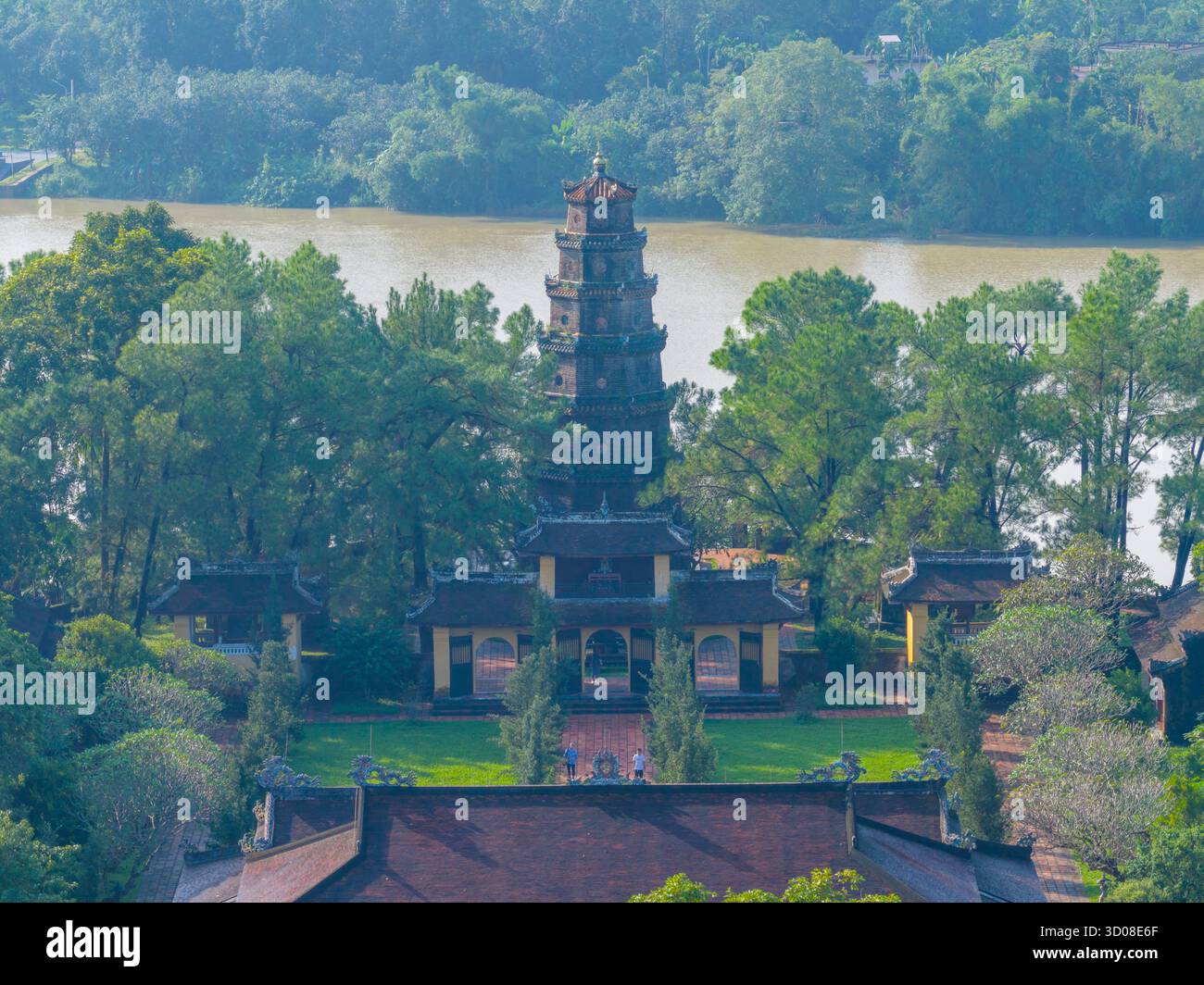 Aus der Vogelperspektive die Thien Mu Pagode in Hue, Vietnam, eine der alten Pagode in Hue Stadt. Es liegt am Ufer des Huong Flusses. Wunderschönes Hotel und Stockfoto Aus der Vogelperspektive die Thien Mu Pagode in Hue, Vietnam, eine der alten Pagode in Hue Stadt. Es liegt am Ufer des Huong Flusses. Wunderschönes Hotel und Stockfoto