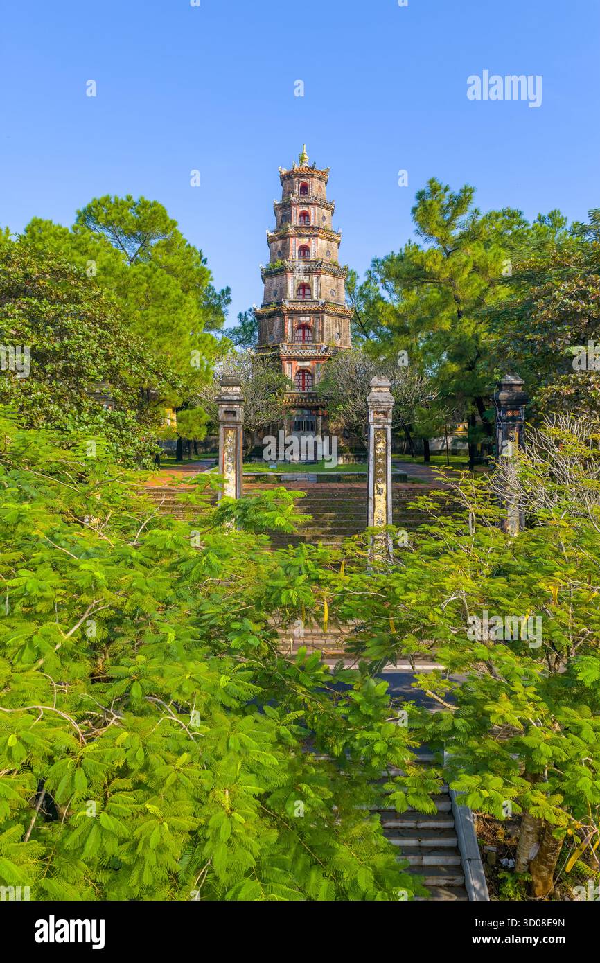 Aus der Vogelperspektive die Thien Mu Pagode in Hue, Vietnam, eine der alten Pagode in Hue Stadt. Es liegt am Ufer des Huong Flusses. Wunderschönes Hotel und Stockfoto Aus der Vogelperspektive die Thien Mu Pagode in Hue, Vietnam, eine der alten Pagode in Hue Stadt. Es liegt am Ufer des Huong Flusses. Wunderschönes Hotel und Stockfoto