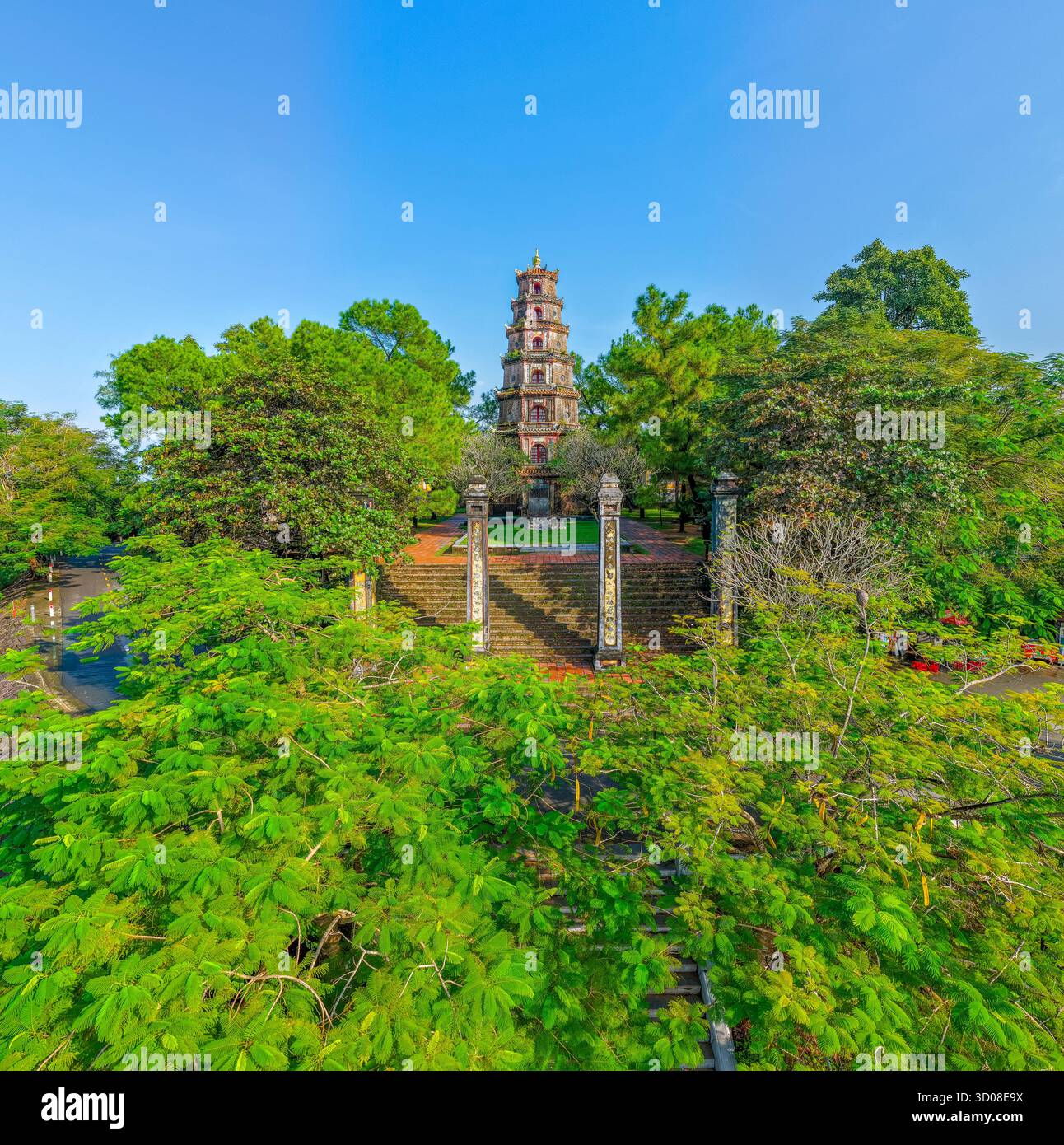 Aus der Vogelperspektive die Thien Mu Pagode in Hue, Vietnam, eine der alten Pagode in Hue Stadt. Es liegt am Ufer des Huong Flusses. Wunderschönes Hotel und Stockfoto Aus der Vogelperspektive die Thien Mu Pagode in Hue, Vietnam, eine der alten Pagode in Hue Stadt. Es liegt am Ufer des Huong Flusses. Wunderschönes Hotel und Stockfoto