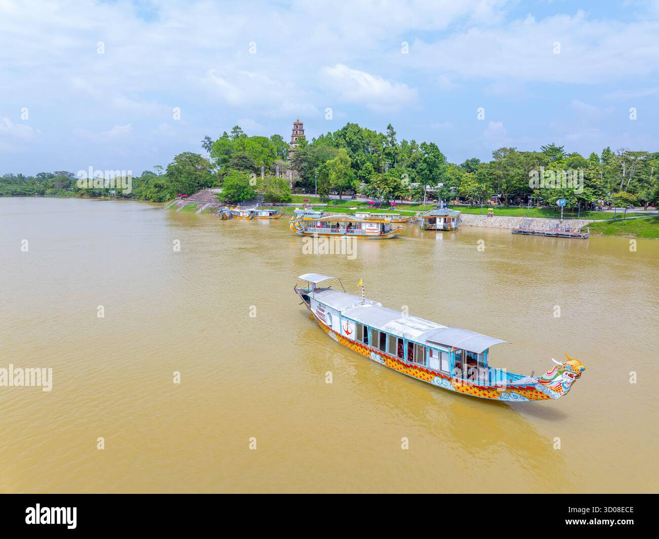 Aus der Vogelperspektive die Thien Mu Pagode in Hue, Vietnam, eine der alten Pagode in Hue Stadt. Es liegt am Ufer des Huong Flusses. Wunderschönes Hotel und Stockfoto Aus der Vogelperspektive die Thien Mu Pagode in Hue, Vietnam, eine der alten Pagode in Hue Stadt. Es liegt am Ufer des Huong Flusses. Wunderschönes Hotel und Stockfoto