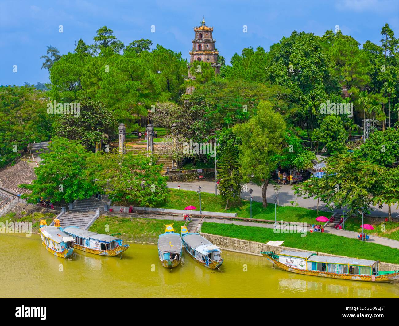Aus der Vogelperspektive die Thien Mu Pagode in Hue, Vietnam, eine der alten Pagode in Hue Stadt. Es liegt am Ufer des Huong Flusses. Wunderschönes Hotel und Stockfoto Aus der Vogelperspektive die Thien Mu Pagode in Hue, Vietnam, eine der alten Pagode in Hue Stadt. Es liegt am Ufer des Huong Flusses. Wunderschönes Hotel und Stockfoto