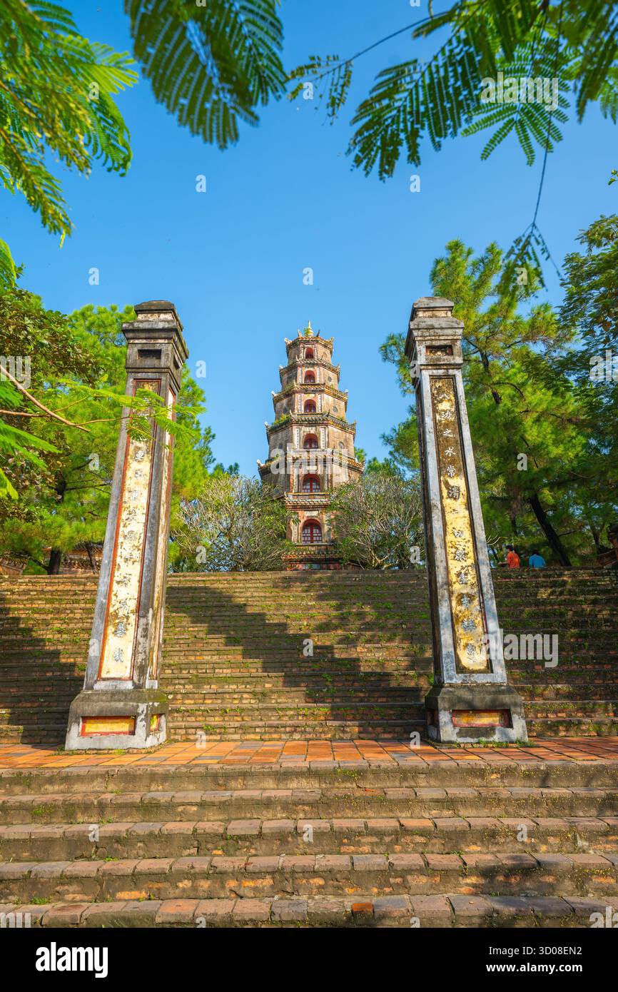Aus der Vogelperspektive die Thien Mu Pagode in Hue, Vietnam, eine der alten Pagode in Hue Stadt. Es liegt am Ufer des Huong Flusses. Wunderschönes Hotel und Stockfoto Aus der Vogelperspektive die Thien Mu Pagode in Hue, Vietnam, eine der alten Pagode in Hue Stadt. Es liegt am Ufer des Huong Flusses. Wunderschönes Hotel und Stockfoto