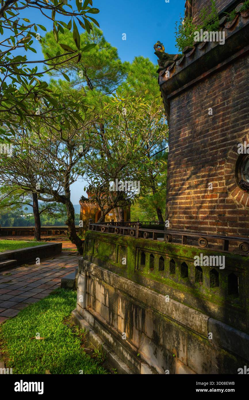 Aus der Vogelperspektive die Thien Mu Pagode in Hue, Vietnam, eine der alten Pagode in Hue Stadt. Es liegt am Ufer des Huong Flusses. Wunderschönes Hotel und Stockfoto Aus der Vogelperspektive die Thien Mu Pagode in Hue, Vietnam, eine der alten Pagode in Hue Stadt. Es liegt am Ufer des Huong Flusses. Wunderschönes Hotel und Stockfoto