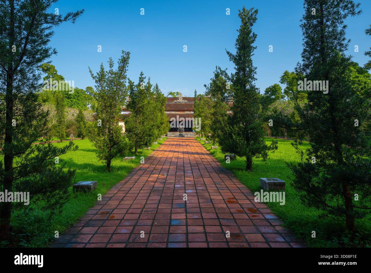 Aus der Vogelperspektive die Thien Mu Pagode in Hue, Vietnam, eine der alten Pagode in Hue Stadt. Es liegt am Ufer des Huong Flusses. Wunderschönes Hotel und Stockfoto Aus der Vogelperspektive die Thien Mu Pagode in Hue, Vietnam, eine der alten Pagode in Hue Stadt. Es liegt am Ufer des Huong Flusses. Wunderschönes Hotel und Stockfoto
