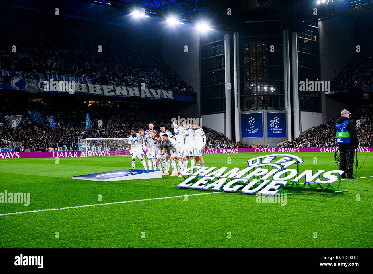 UEFA Champions League-Logo opsætning. Sektion 12 - København i baggrunden. FCK Holdfoto... Champions League - Ligapiase - FC København mod Borussi Stockfoto