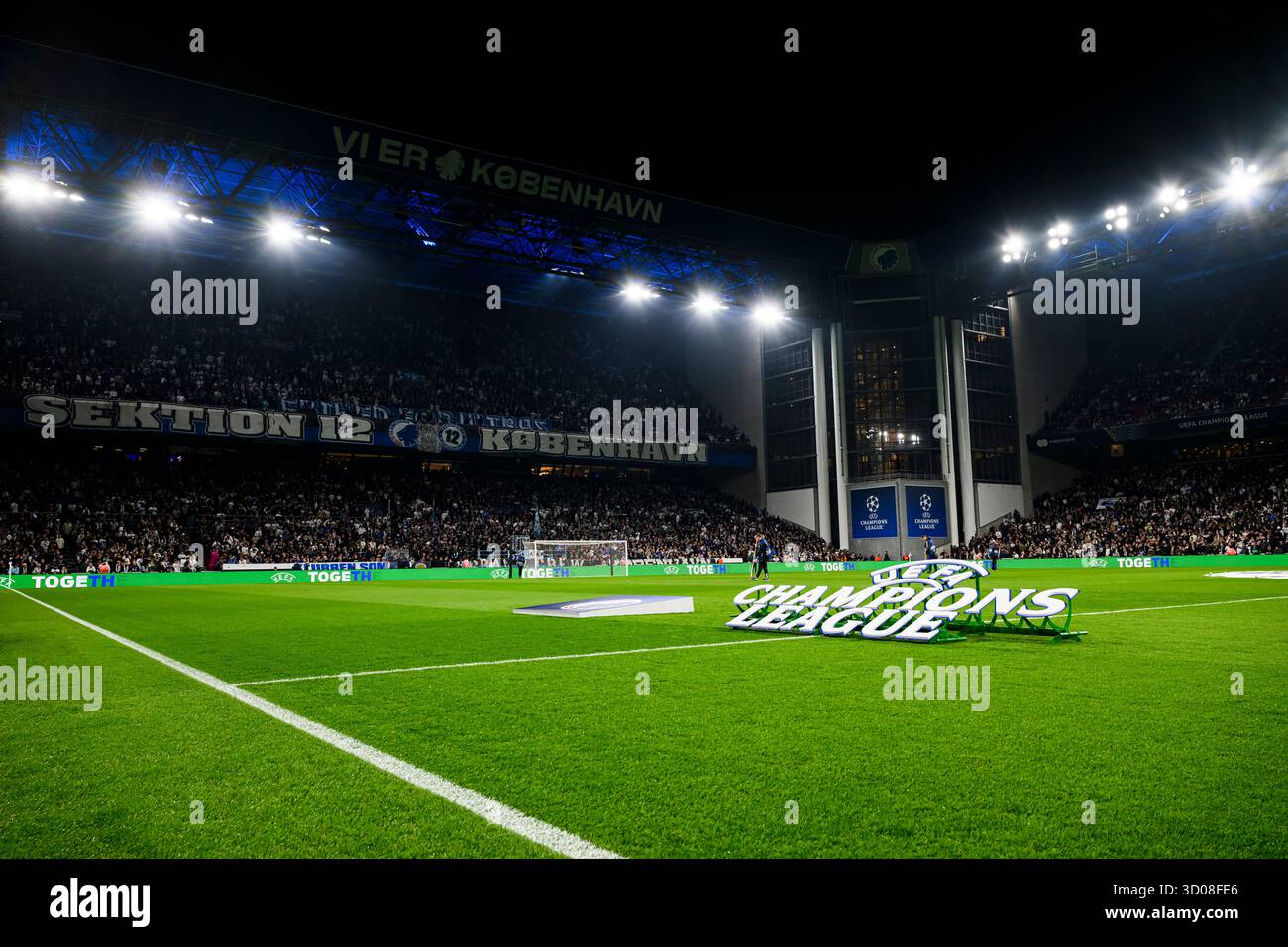 UEFA Champions League-Logo opsætning. Sektion 12 - København i baggrunden. Champions League - Ligapiase - FC København mod Borussia Dortmund - 21 Stockfoto