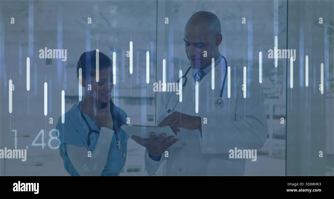 Zeigearzt mit Stethoskop und Scheuerpflegerin, die Tablette im Klinikkorridor untersucht, Datenüberlagerungen Stockfoto