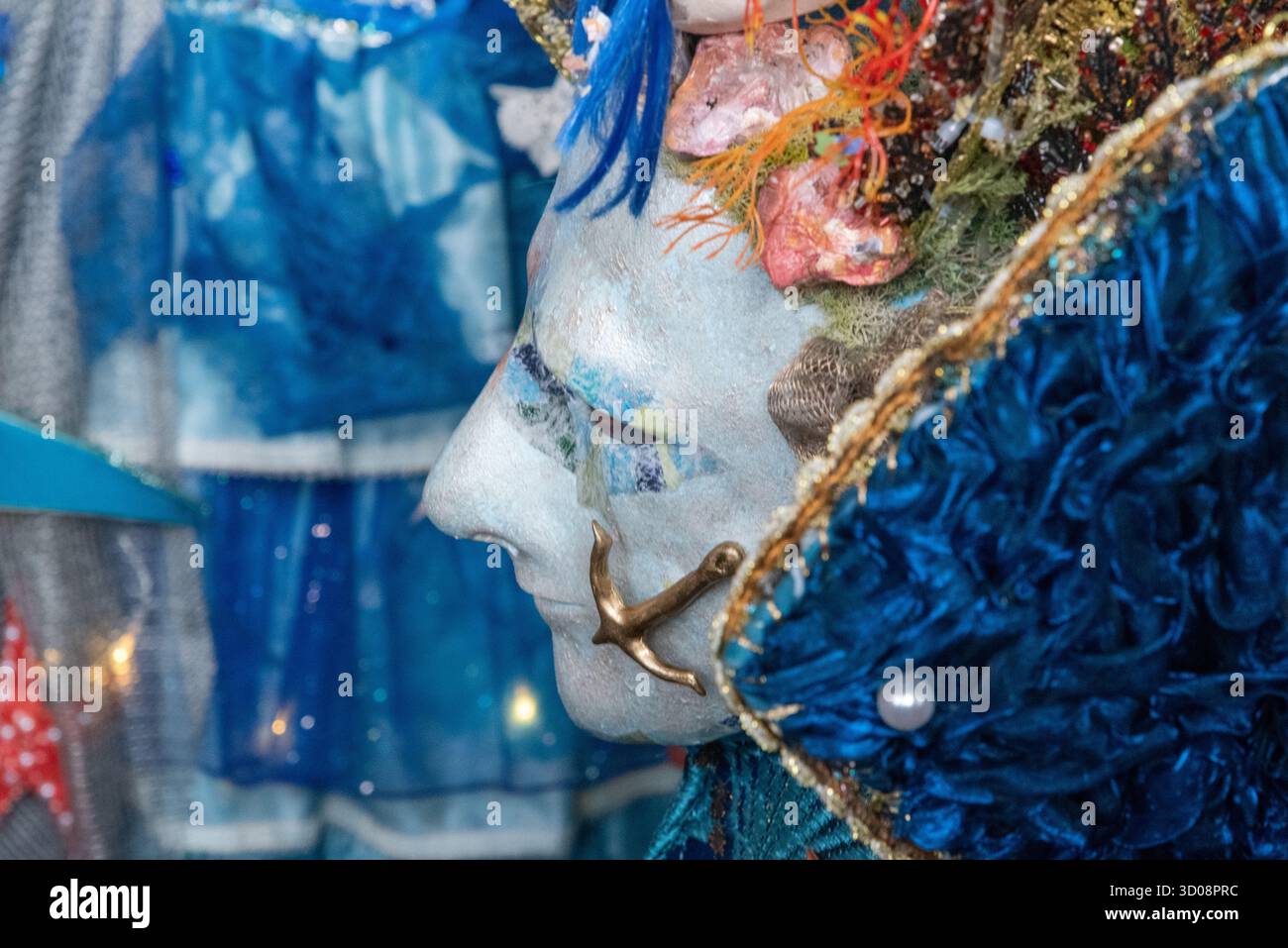 Raffinierte türkisfarbene und blaue venezianische Karnevalsmaske mit bunten Federn und verzierten Dekorationen beim Karneval in Venedig, Italien Stockfoto