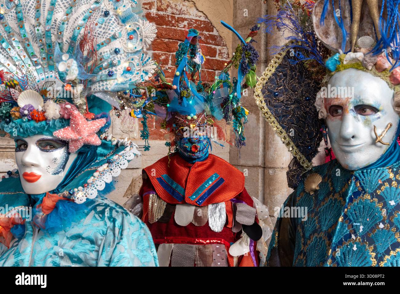 Raffinierte türkisfarbene und blaue venezianische Karnevalsmaske mit bunten Federn und verzierten Dekorationen beim Karneval in Venedig, Italien Stockfoto