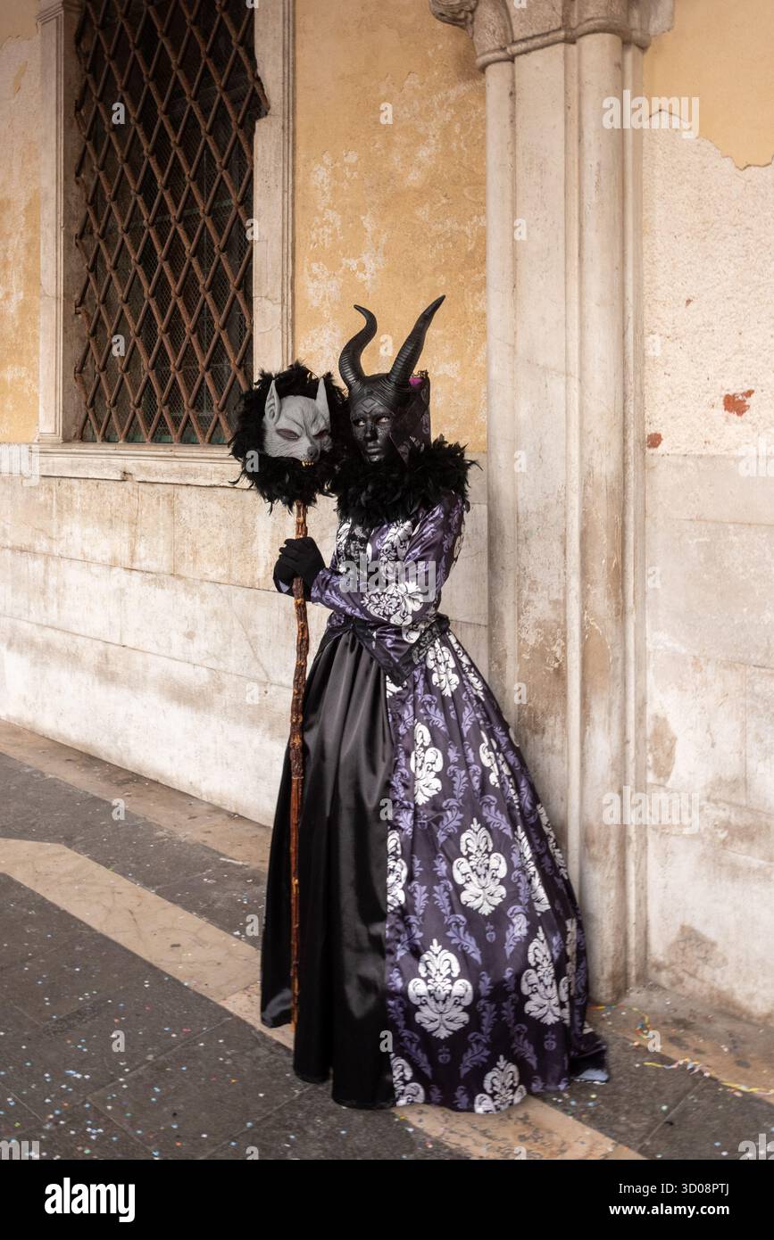 Schwarz-weiße Teufelsmasken mit Hörnern und Bärten, ausgestellt am Karneval in Venedig, Italien - traditionelle Kostümzubehör Stockfoto