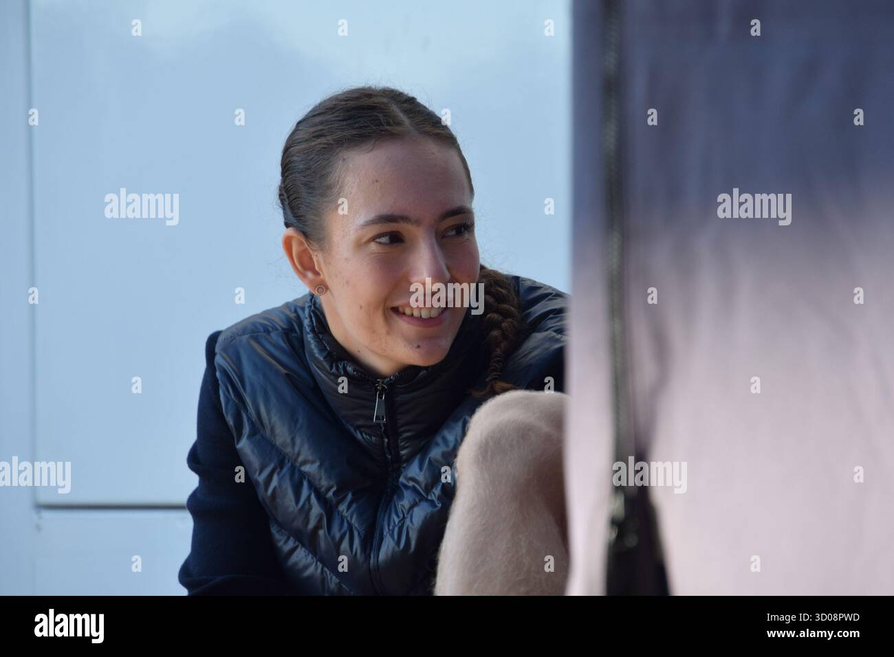 Die österreichische Fahrerin Emma Felbelmayr lächelt vor Beginn des Qualifyings Stockfoto