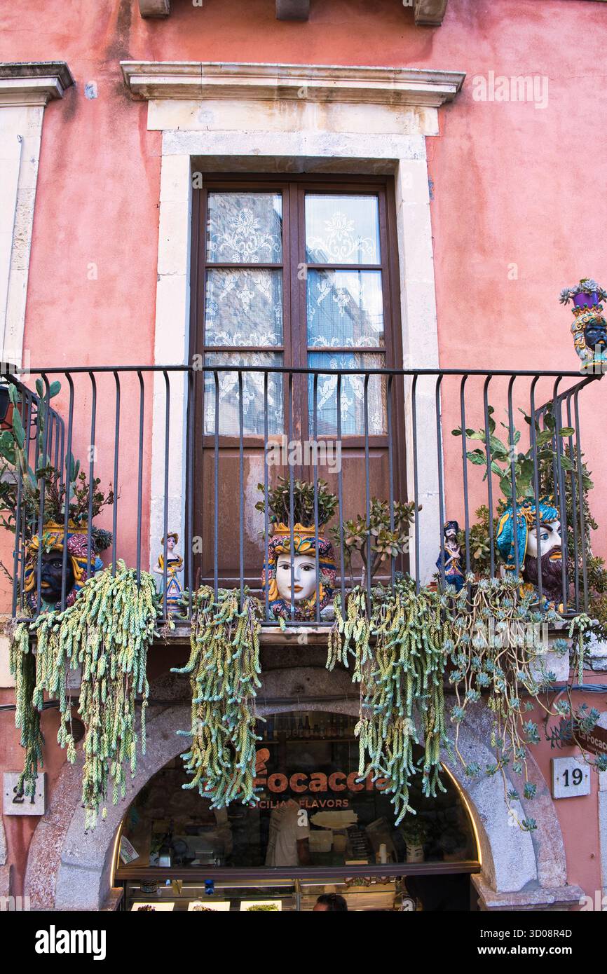 Balkon in Taormina mit traditionell bemalten Keramikköpfen Stockfoto