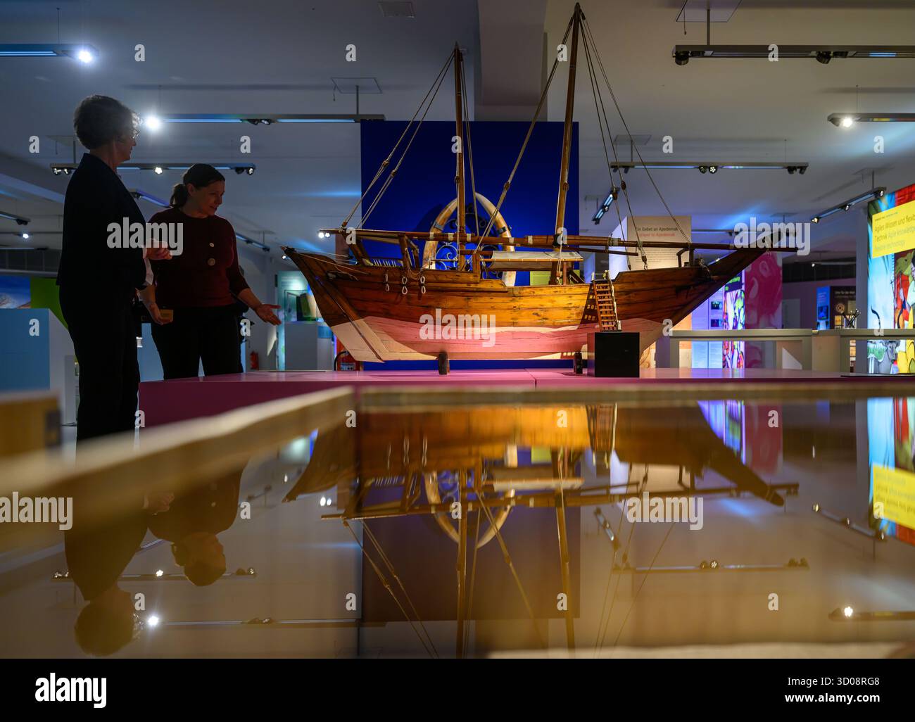22. Oktober 2025, Sachsen, Chemnitz: Das Modell eines Dhow-Segelschiffes, das in den Anrainerstaaten des Indischen Ozeans zu finden ist, ist im Staatlichen Archäologischen Museum Chemnitz zu sehen. Mit der neuen Sonderausstellung begibt sich das Museum auf eine archäologische Suche nach Spuren der Wiege der Menschheit. Die Show „Planet Africa“ ist dem afrikanischen Kontinent gewidmet. Ab Donnerstag (23.10.2025) zeigt die Ausstellung die Ergebnisse zehnjähriger intensiver archäologischer Forschung. Sie wurde zuvor in Berlin, München, Rabat (Marokko), Nairobi (Kenia) und L gezeigt Stockfoto
