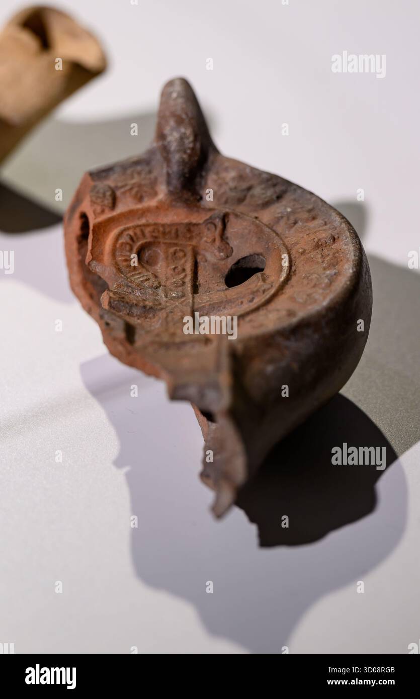 22. Oktober 2025, Sachsen, Chemnitz: Öllampen aus Karthago von der Punischen bis zur frühchristlichen Zeit sind im Staatlichen Archäologischen Museum Chemnitz zu sehen. Mit der neuen Sonderausstellung begibt sich das Museum auf eine archäologische Suche nach Spuren der Wiege der Menschheit. Die Show „Planet Africa“ ist dem afrikanischen Kontinent gewidmet. Ab Donnerstag (23.10.2025) zeigt die Ausstellung die Ergebnisse zehnjähriger intensiver archäologischer Forschung. Er wurde zuvor in Berlin, München, Rabat (Marokko), Nairobi (Kenia) und Lobamba (Eswatini) ausgestellt und wird auf sein Stockfoto