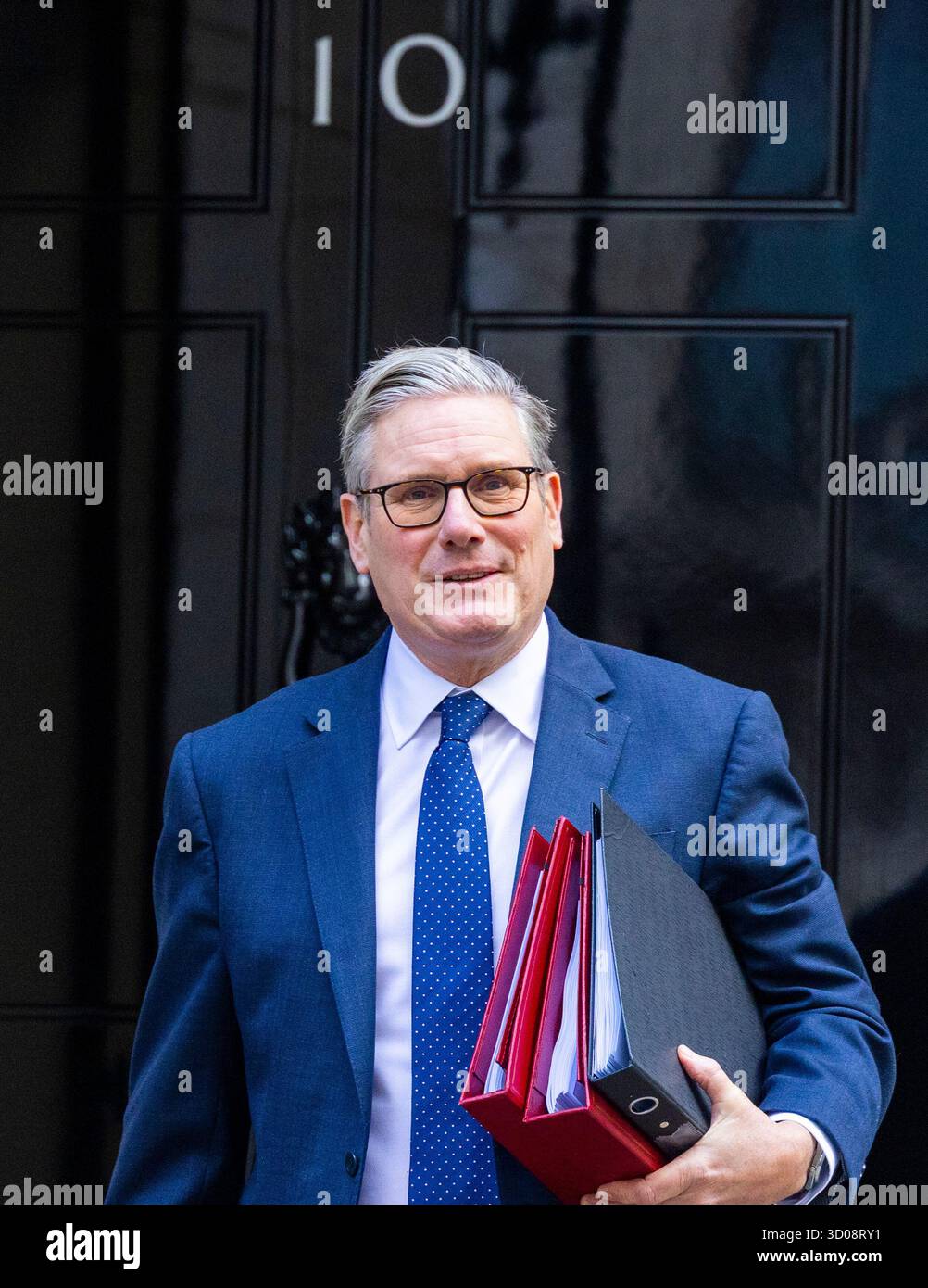 London, Großbritannien. Oktober 2025. Premierminister Keir Starmer verlässt Nummer 10, um Fragen zum Premierminister zu stellen. Er wird dem konservativen Führer Kemi Badenoch gegenüber gegenüberstehen. Quelle: Mark Thomas/Alamy Live News Stockfoto