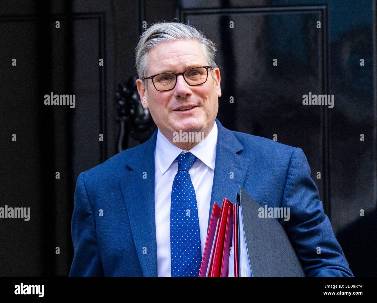 London, Großbritannien. Oktober 2025. Premierminister Keir Starmer verlässt Nummer 10, um Fragen zum Premierminister zu stellen. Er wird dem konservativen Führer Kemi Badenoch gegenüber gegenüberstehen. Quelle: Mark Thomas/Alamy Live News Stockfoto