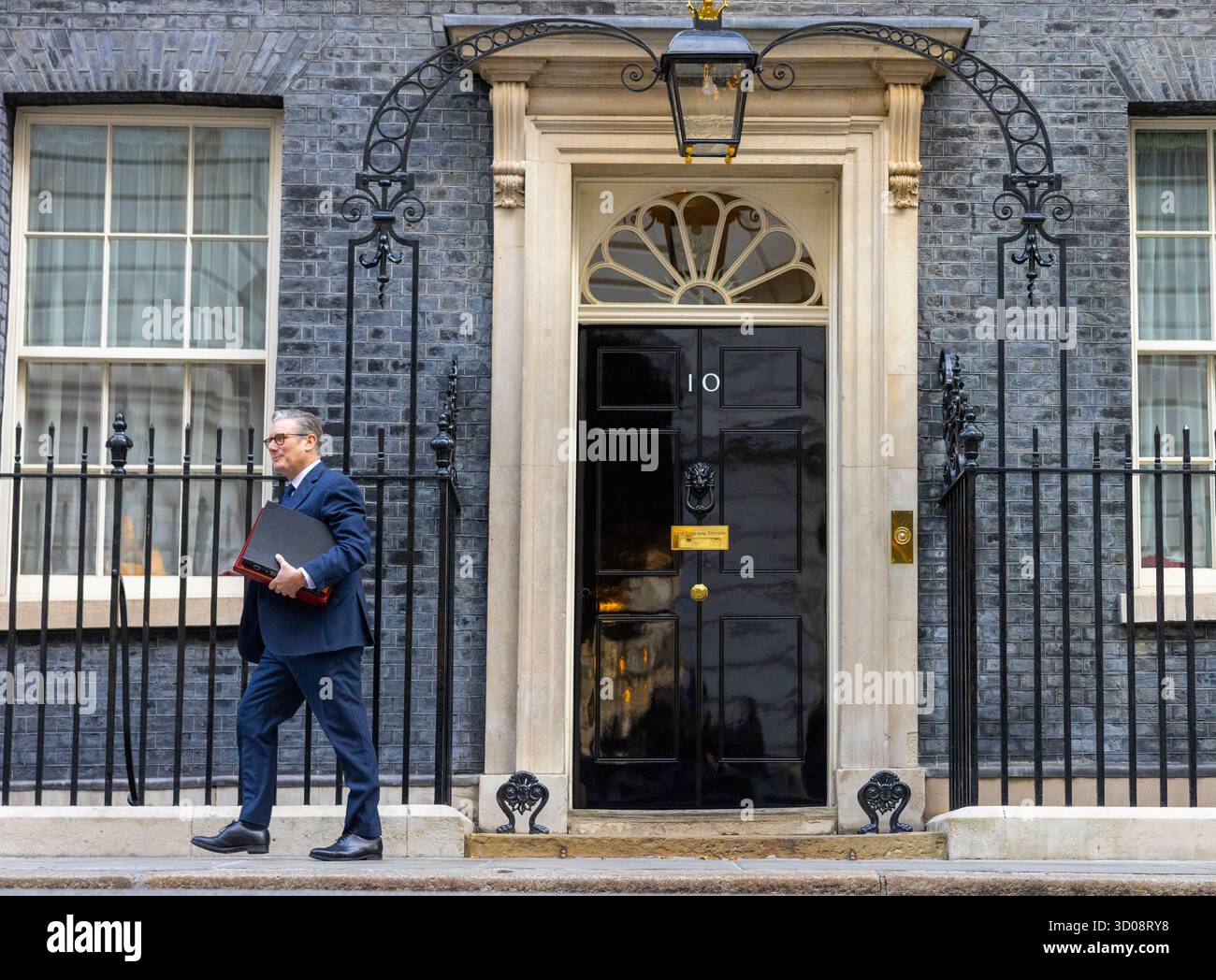 London, Großbritannien. Oktober 2025. Premierminister Keir Starmer verlässt Nummer 10, um Fragen zum Premierminister zu stellen. Er wird dem konservativen Führer Kemi Badenoch gegenüber gegenüberstehen. Quelle: Mark Thomas/Alamy Live News Stockfoto