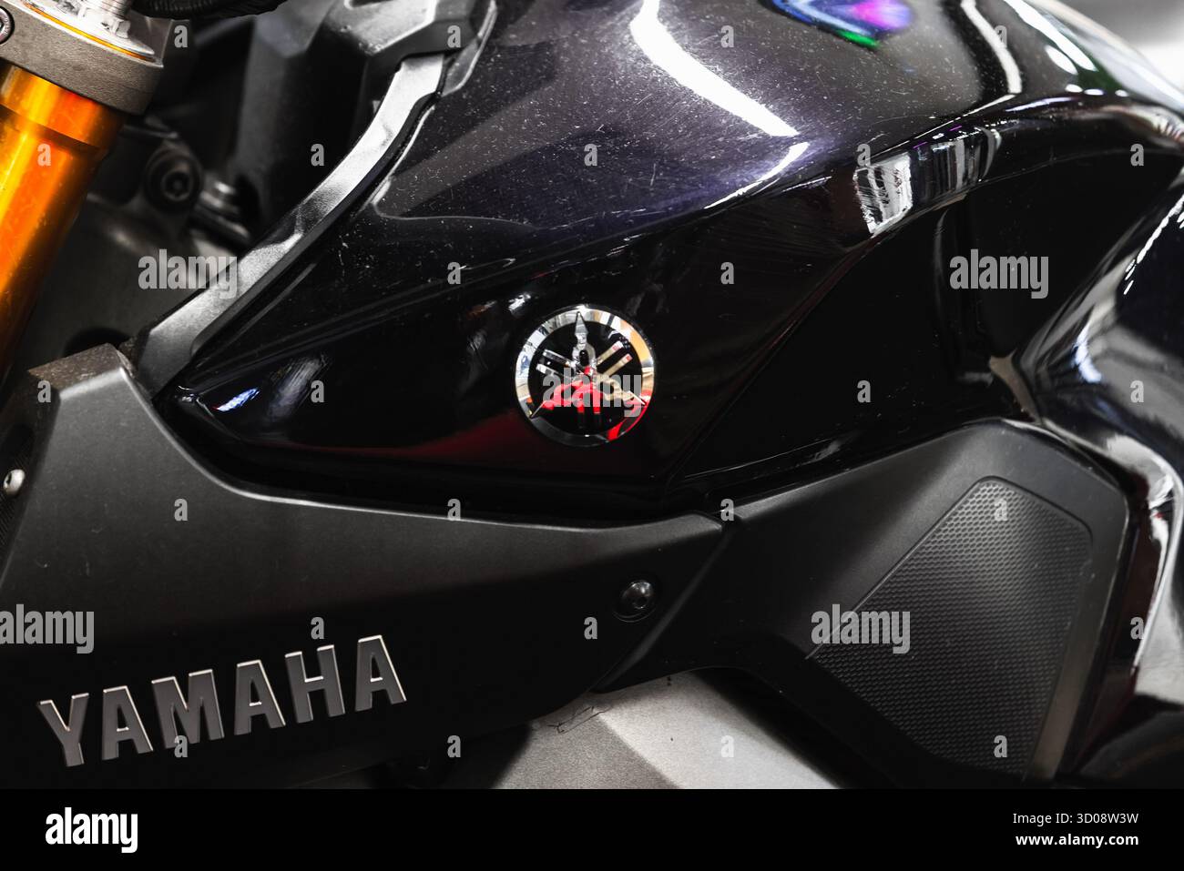 Moskau, Russland - 1. Dezember 2024: Nahaufnahme eines Kraftstofftanks für Yamaha-Motorräder mit dem Emblem, der glänzenden schwarzen Oberfläche und der freiliegenden goldenen Gabel Stockfoto