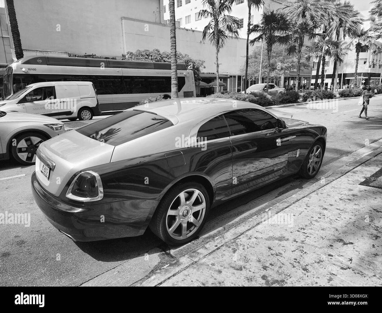 Miami Beach, Florida, USA - 8. Juni 2024: 2014 Rolls-Royce Wraith Luxusauto am Ocean Drive miami Beach. Rolls Royce ist eine britische Luxuswagenmarke Stockfoto