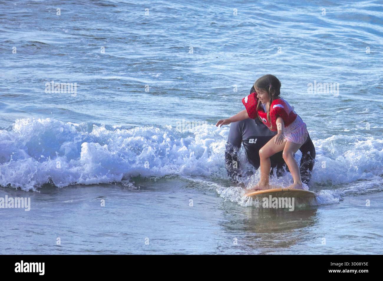 Noosa Heads, Queensland, Australien - 21. September 2025 Strandaktivität auf Noosa Heads ÔMain BeachÕ - hier lehrt ein Vater seiner kleinen Tochter die s Stockfoto