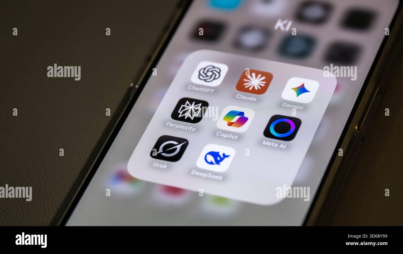 Schwerin, Deutschland. Oktober 2025. Mehrere KI-Anwendungen können auf einem Smartphone-Bildschirm angezeigt werden, darunter ChatGPT, Claude, Gemini, Perplexity, Microsoft Copilot, Meta AI, Grok und DeepSeek. Die Apps sind in einem Ordner mit der Bezeichnung „AI“ gruppiert. Künstliche Intelligenz-Anwendungen verschiedener Anbieter prägen den digitalen Alltag zunehmend – von Text- und Bildgeneratoren bis hin zu Forschungs- und Assistenzfunktionen. Quelle: Philip Dulian/dpa/Alamy Live News Stockfoto