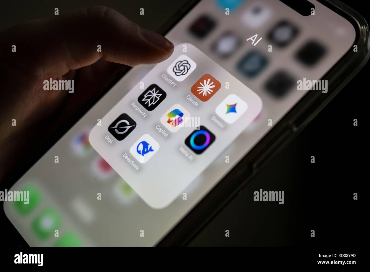 Schwerin, Deutschland. Oktober 2025. Mehrere KI-Anwendungen können auf einem Smartphone-Bildschirm angezeigt werden, darunter ChatGPT, Claude, Gemini, Perplexity, Microsoft Copilot, Meta AI, Grok und DeepSeek. Die Apps sind in einem Ordner mit der Bezeichnung „AI“ gruppiert. Künstliche Intelligenz-Anwendungen verschiedener Anbieter prägen den digitalen Alltag zunehmend – von Text- und Bildgeneratoren bis hin zu Forschungs- und Assistenzfunktionen. Quelle: Philip Dulian/dpa/Alamy Live News Stockfoto