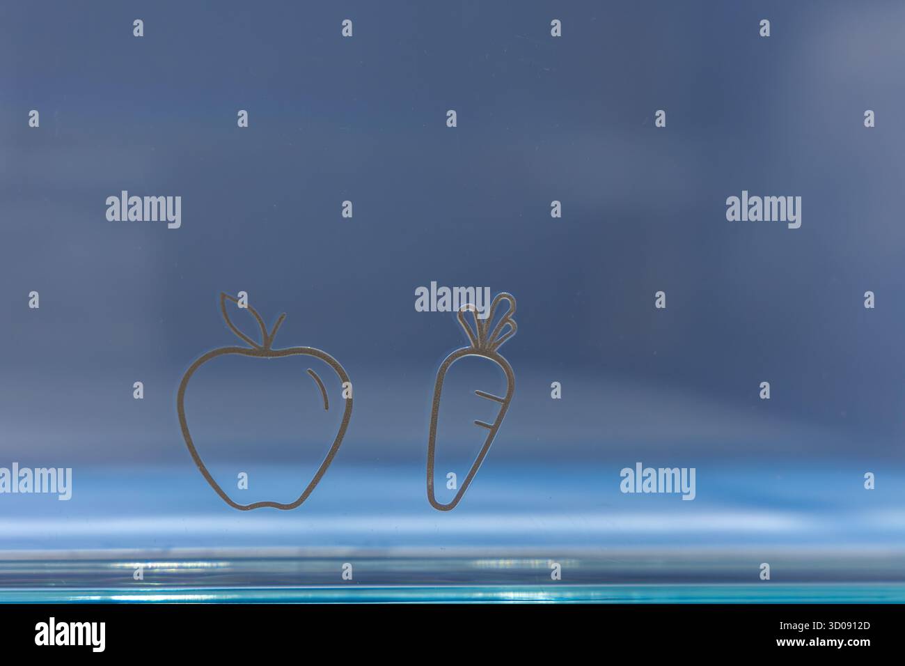 Öffnen Sie den leeren Kühlschrank mit blauer LED-Leuchte und Glasböden. Sauberes und modernes Haushaltsgeräteinnere, bereit für die Aufbewahrung von Lebensmitteln in einem modernen Stockfoto